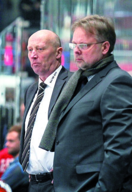 Ernste Gesichter bei Trainer Doug Mason (l.) und seinem Co-Trainer Jari Pasanen