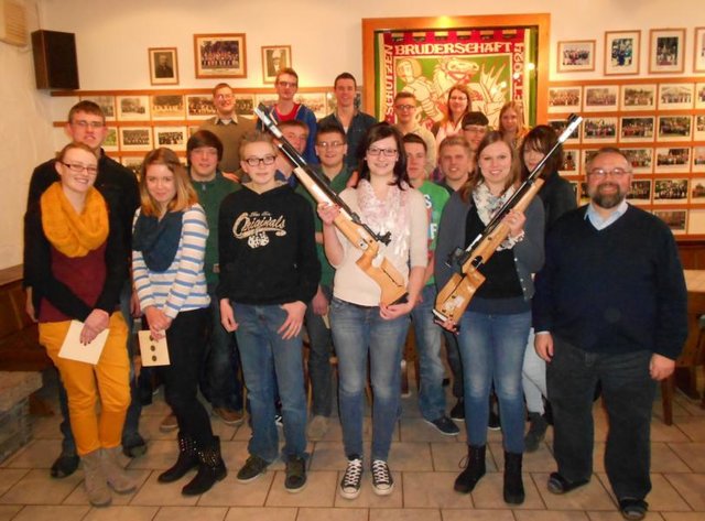 Schülerprinzessin 2013 Melissa van Marwyk (links mit Gewehr) – Jugendprinzessin 2013 Daisy Bekker (rechts mit Gewehr) – rechts außen: Pastor Theo van Doornick