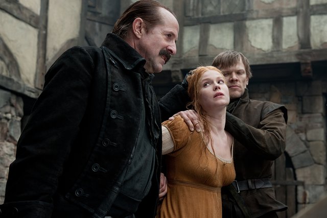 Peter Stormare verkörpert den üblen Amtsrichter, der die hübsche Mina (Ingrid Bolso Berdal) verbrennen möchte.