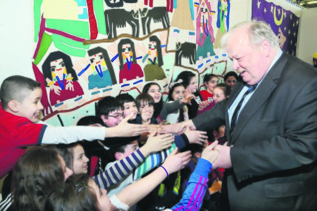 Viele Hände schütteln musste der Arbeits- und Sozialminister Guntram Schneider (r.) bei der Eröffnung der Ausstellung zur Kinderarbeit im Mondo mio. Die Wanderausstellung ist noch bis zum 15 März dort zu sehen.