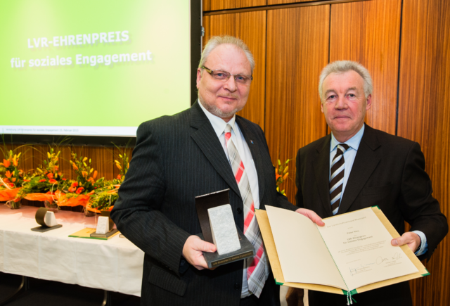 Jürgen Wilhelm, Vorsitzender der Landschaftsversammlung Rheinland, überreichte den LVR-Ehrenpreis für soziales Engagement an Peter Ries. Ries ist seit 2009 Mitglied der Bezirksvertretung in Garath und Mitglied der Ratsfraktion FREIE WÄHLER Düsseldorf. Für sie sitzt der 56-Jährige im Seniorenbeirat und im Ordnungs- und Verkehrsausschuss. Seit acht Jahren ist er Mitglied im Heimatverein Garather Jonges e.V. seit Kurzem Mitglied der Düsseldorfer Jonges e.V., wo er sich ebenfalls ehrenamtlich engagiert.