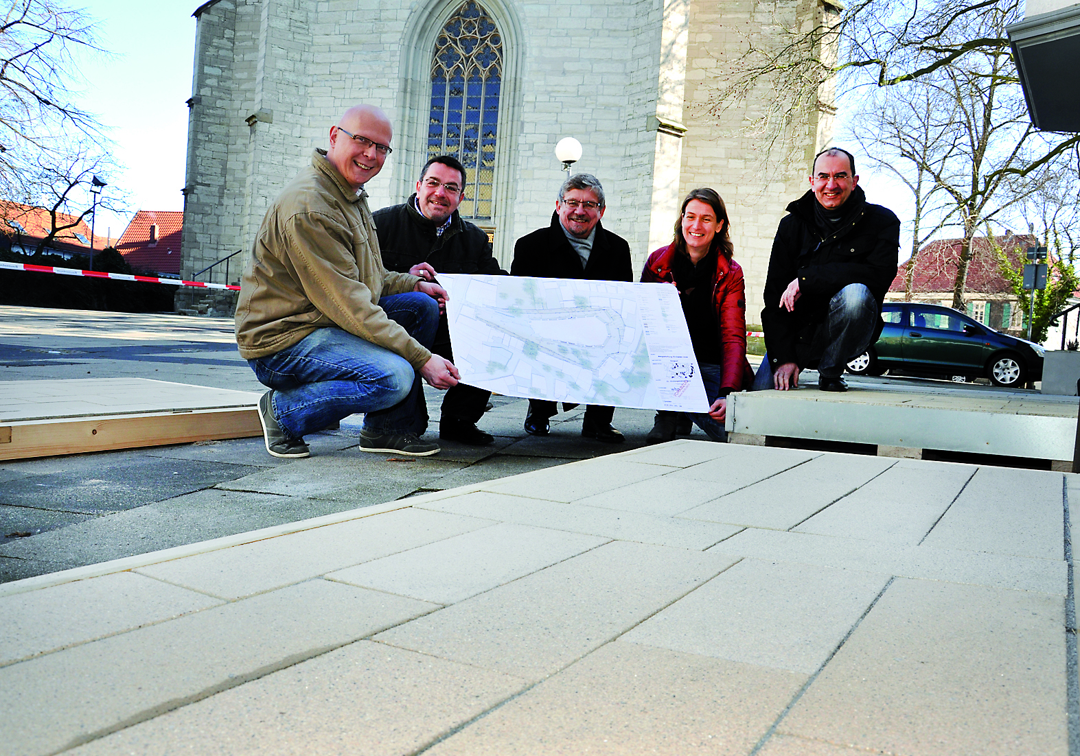 Haben den fertigen Kirchplatz quasi schon vor Augen: (v.l.) Markus Gorzel von der Stadt Unna, Pfarrer Jörg Uwe Pehle, Kirchmeister Uwe Dräger, Architektin Rebekka Junge und der Technische Beigeordnete Ralf Kampmann.