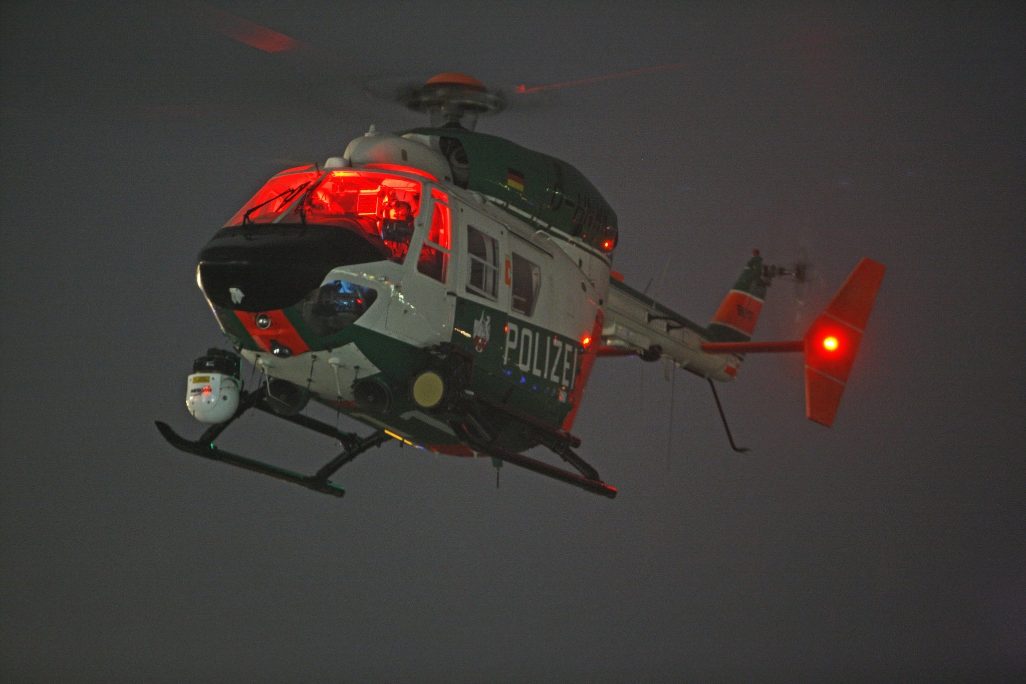 Hubschrauber kreist über Langenberg Velbert