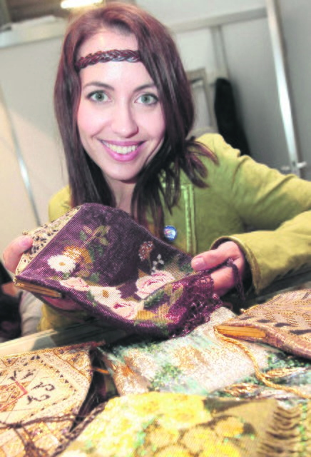 Taschen und Accessoirs aus Perlen werden präsentiert. | Foto: Westfalenhallen GmbH