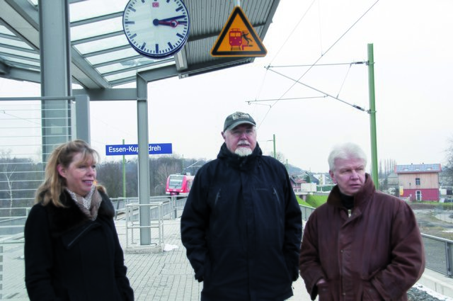 Anke Löhl, Rolf Reithmayer und der Landtagsabgeordnete Peter Weckmann (v.l., alle SPD) machten sich am Montag ein Bild vom Zustand der Baustelle am Kupferdreher S-Bahnhof. Foto: privat