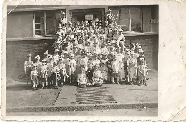 Kinderfest in Essen-Borbeck im Kanzelweg in den 1940er Jahren.