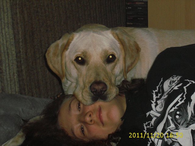 Kind und Hund sind dicke Freunde