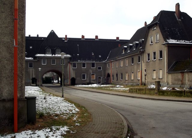 Das Torhaus von der Ecke Eisenstraße/Schlägelstraße aus