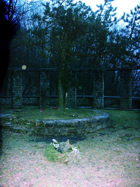 Bis heute nutzen rechte Gruppen offensichtlich diesen Ort über dem Ruhrtal, um mit Kranzniederlegungen oder Grabkerzen ihrer nationalsozialistischen Heldenverehrung gegen den Arbeiteraufstand, der den Kapp-Putsch schlielich doch vereitelte, zu frönen.