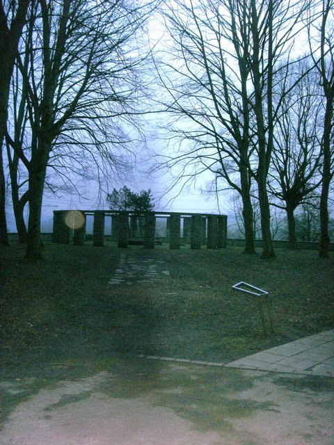 Das nationalsozialistische Ehrenmal von 1934 in Steele Horst für die Freikorpslegionäre, die unter anderem im März/ April 1920 den rechten Kapp/Lüttwitz Putsch gegen die die sozialdemokratisch geführte Reichsregierung in Berlin ausführten. Nur durch einen dreitägigen Generalstreik der Gewerkschaften hatten die Putschisten schließlich aufgeben müssen. Die Nationalsozialisten hatten nach 1933 mit solchen Ehrendenkmälern versucht, die rechtsradikalen Freikoprssöldner zu deutschen Helden zu erklären.