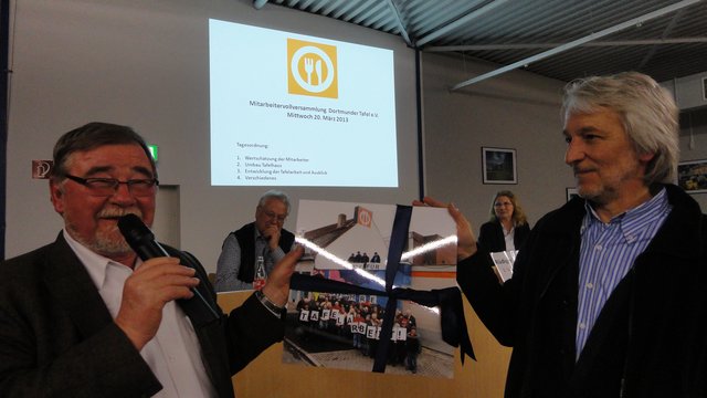 Der macher der Tafel gibt die Stafette weiter