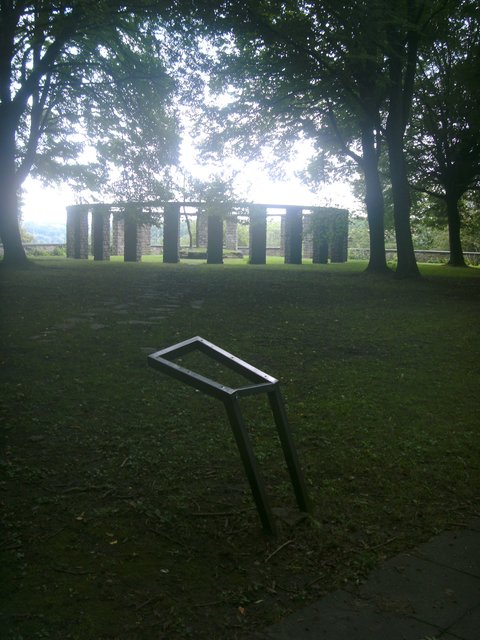 Vor dem Eingang zum sogenannten Horster Ehrenmal begrüßt die Besucher seit wohl mehr als einem Jahr nu noch ein krummes Stahlgerippe, das vor seiner Zerstörung seit seiner Aufstellung Ende der achtziger Jahre Aufklärung über die falschen Helden dieses rechten Mahnmals geben konnte.