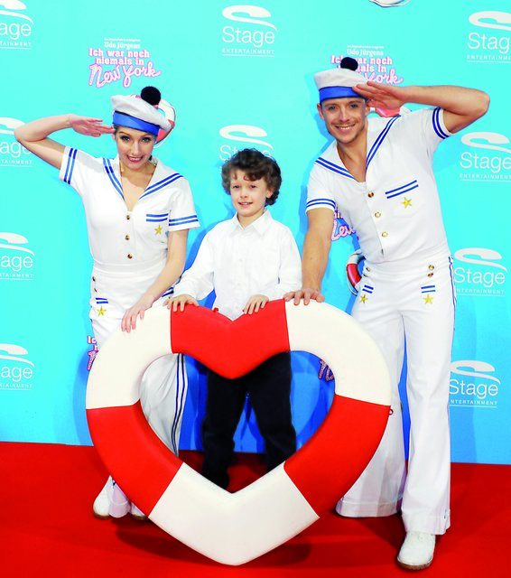 Tobias wohnt auf der Margarethenhöhe und gehört zum Ensemble des Udo Jürgens-Musicals „Ich war noch niemals in New York“ - natürlich wurde er bei der Premiere auch mit Herz-Rettungs„ring“ abgelichtet. Foto: Winkler/stage