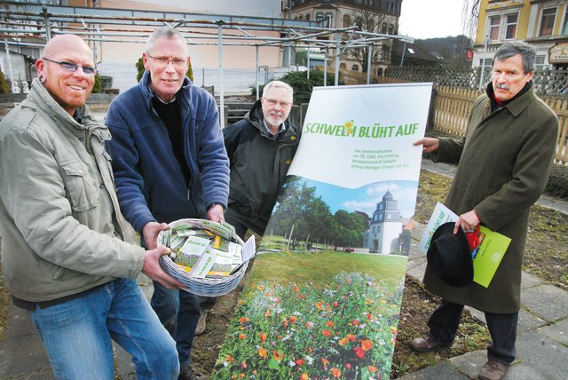 Michael Treimer (2.v.re.) von der AGU, Gerd Philipp (re.) von der Bürgerstiftung Lebendiges Schwelm  mit Horst Beckenhusen (2.v.li) und Mitarbeiter Thomas Lange freuen sich auf viele Bürgerinnen und Bürger, die sich an der Aktion „Schwelm blüht auf“ beteiligen.