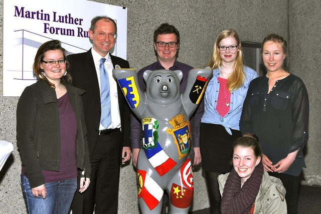 Mit einem eigenen "Buddy Bear" ist die Stadt Gladbeck im "Martin Luther Forum" vertreten. Unser Foto zeigt Bürgermeister Ulrich Roland mit den jungen Damen und Herren aus den Reihen der "Jugendkunstschule", die den "Gladbeck Bear" gestalteten.