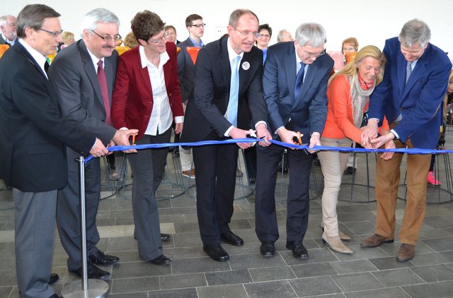 Mit einer symbolischen Band-Durchschneidung wurde am Sonntag die Ausstellung im Martin Luther Forum Ruhr eröffnet: (v.l.) Dr. Martin Grimm (Vorstand Forum), die Superintendenten Dietmar Chudaska (Gladbeck-Bottrop-Dorsten) und Katrin Göckenjan (Recklinghausen), Bürgermeister Ulrich Roland, Dr. Jürgen Thiesbonenkamp (Vorsitzender des Vorstandes der Kindernothilfe), Eva und Dr. Klaus Herlitz. Foto: Andrea Conrad