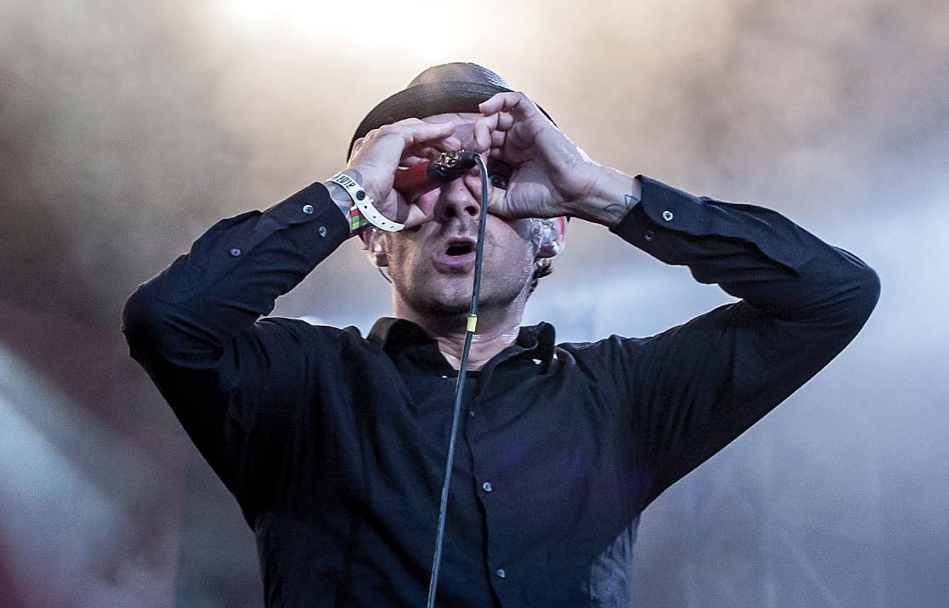Ingo von den Donots sieht unsere Festivalreporter schon anrollen. Die Band spielt bei Rock in den Ruinen. Foto: Seiffert