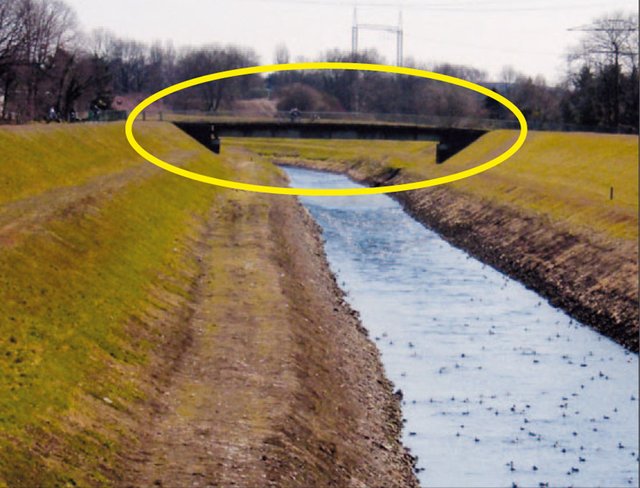 In Dinslaken-Eppinghoven wird die Hagelbrücke weichen müssen. Sie stört den Strömundverlauf der Emscher.Foto: jape.