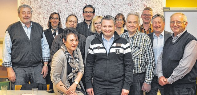 Martina Löbbert und Carsten Crispin (vorne) sowie der komplette Vorstand des Frohnhauser Werberings wollen nun kraftvoll durchstarten.