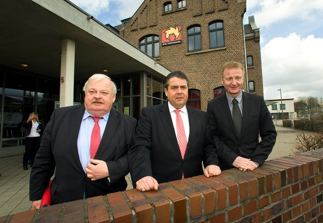 NRW-Sozial- und Arbeitsminister Guntrum Schneider, SPD-Bundesvorsitzender Sigmar Gabriel und NRW-Innenminister Ralf Jäger vor der Alten Feuerwache in Hochfeld. Foto: Hannes Kirchner