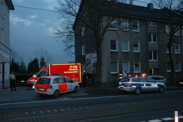 Später wurde das Rettungsfahrzeug so gestellt, dass der Blick auf das mit Plane zugedecktee Opfer nicht unmittelbar vom Gehweg möglich war.