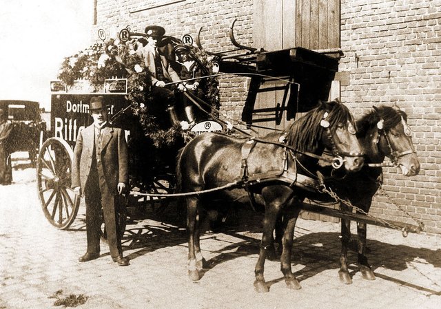 Firmengründer Johann Gefromm (stehend) war Bierverleger mit Leib und Seele. Der Junge im Matrosenanzug ist sein Sohn Hans (Johann), der Vater von Jürgen Gefromm. Das Foto stammt aus dem Jahr 1919. Foto: Archiv Gefromm