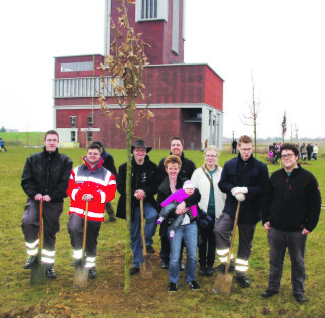 Eine Eiche für den Klimaschutz pflanzten zehn Mitglieder des JRK in Bönen.