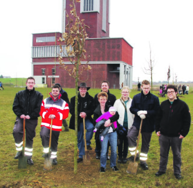 Eine Eiche für den Klimaschutz pflanzten zehn Mitglieder des JRK in Bönen. | Foto: privat