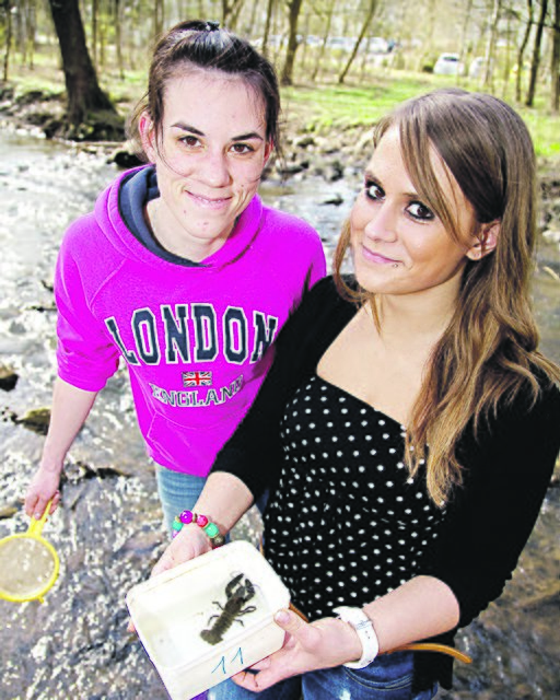 Melanie Surrey und Ronja Sobich mit einem Flusskrebs.