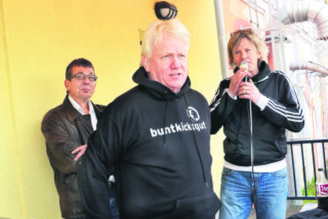gern schlüpfte Oberbürgermeister Ullrich Sierau bei der Saisoneröffnung sofort in den Pulli, den er überreicht bekam.