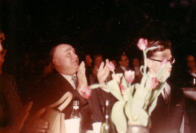 Der Parteisekretär Wilhelm Hinsen beklatscht die Rede von Willy Brandt.