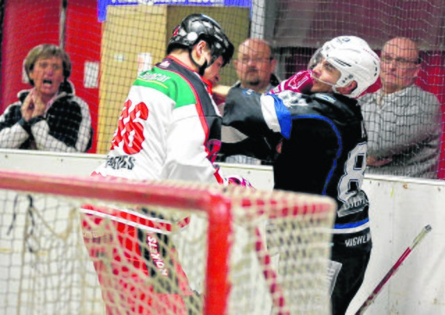 Daniel Breves (SHC) musste sich gegen Andre Marcel Haaf (aus Lüdenscheid) wehren, der zum Prügeln von der Spielerbank auf das Feld kam.