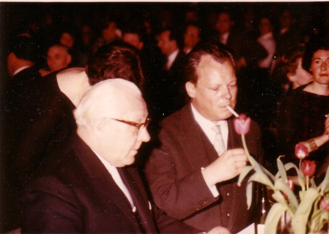 Willy Brandt gönnt sich eine Zigarette nach seiner Rede neben dem Oberbürgermeister Wilhelm Nieswandt.