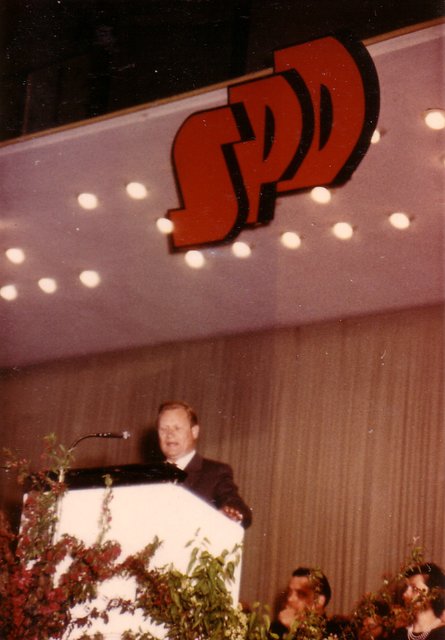 Der SPD Parteivorsitzende eröffnet die Maifeier der Essener Sozialdemokraten in der Grugahalle am 30.04.1960.