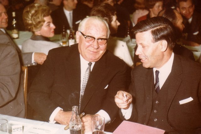 Raucher unter sich: Der Zigarrenraucher Wilhelm Nieswandt und der legendäre Zigarettenraucher Helmut Schmidt.