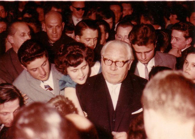 Der SPD-Oberbürgermeister Wilhelm Nieswandt gibt jüngeren Leuten ein Autogramm.