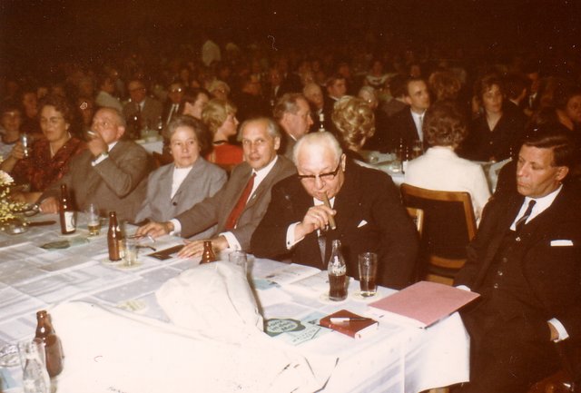 Am 30.04.1966 ist dieses Mal der Festredner Helmut Schmidt. Neben ihm der Oberbürgermeister Wilhelm Nieswandt. Links neben dem Oberbürgermeister der Bundestagsabgeordnete Erwin Lange.