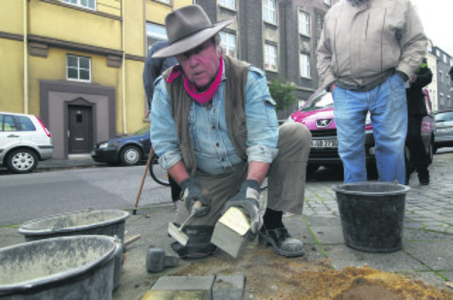 Gunter Demnig beim Verlegen von Stolpersteinen an der Kirchstraße. Archiv-Fotos: Gerd Kaemper