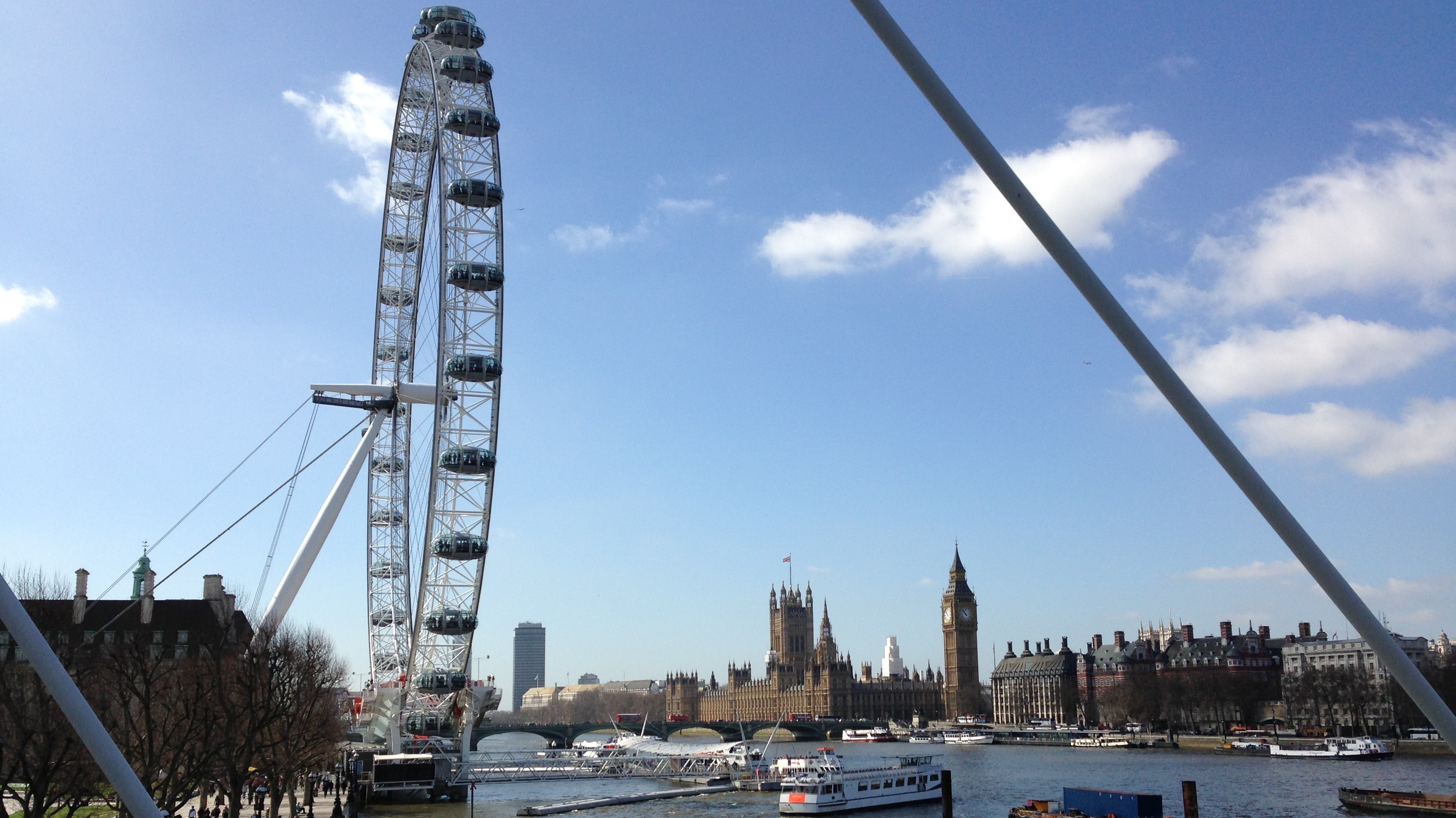 Blick von der Hungerford Fußgängerbrücke auf London Eye, Big Ben usw.