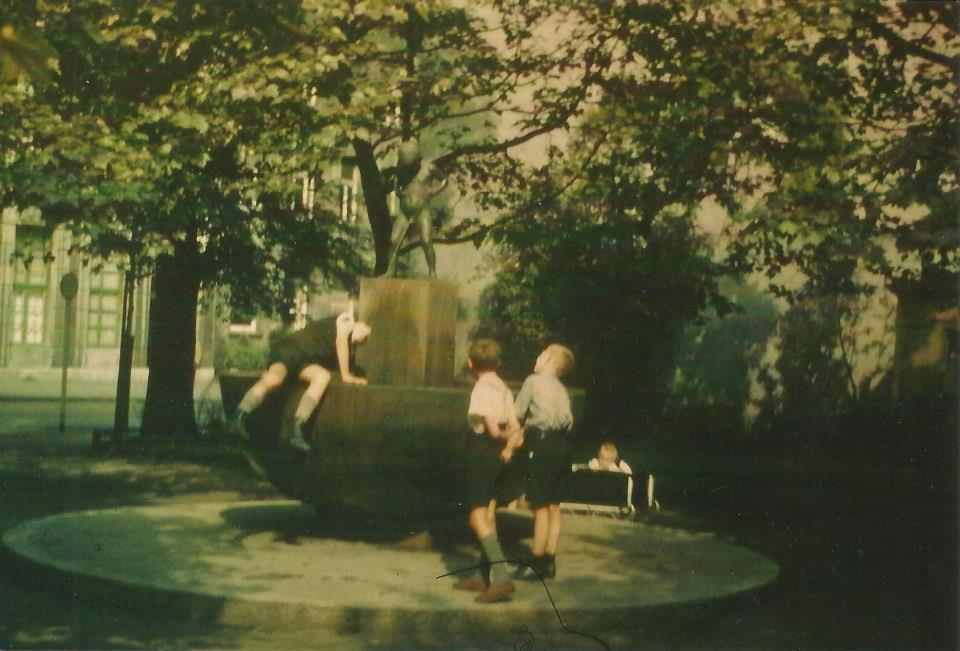 Der Brunnen um 1937 im Schatten der Tonhalle - hinten das Hotel Duisburger Hof