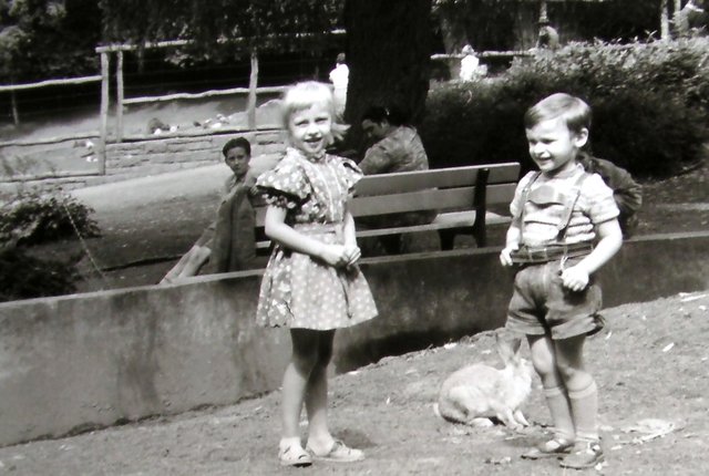 Klein Thomas mit Schwesterchen Eva in der Gruga im Jahr 1959