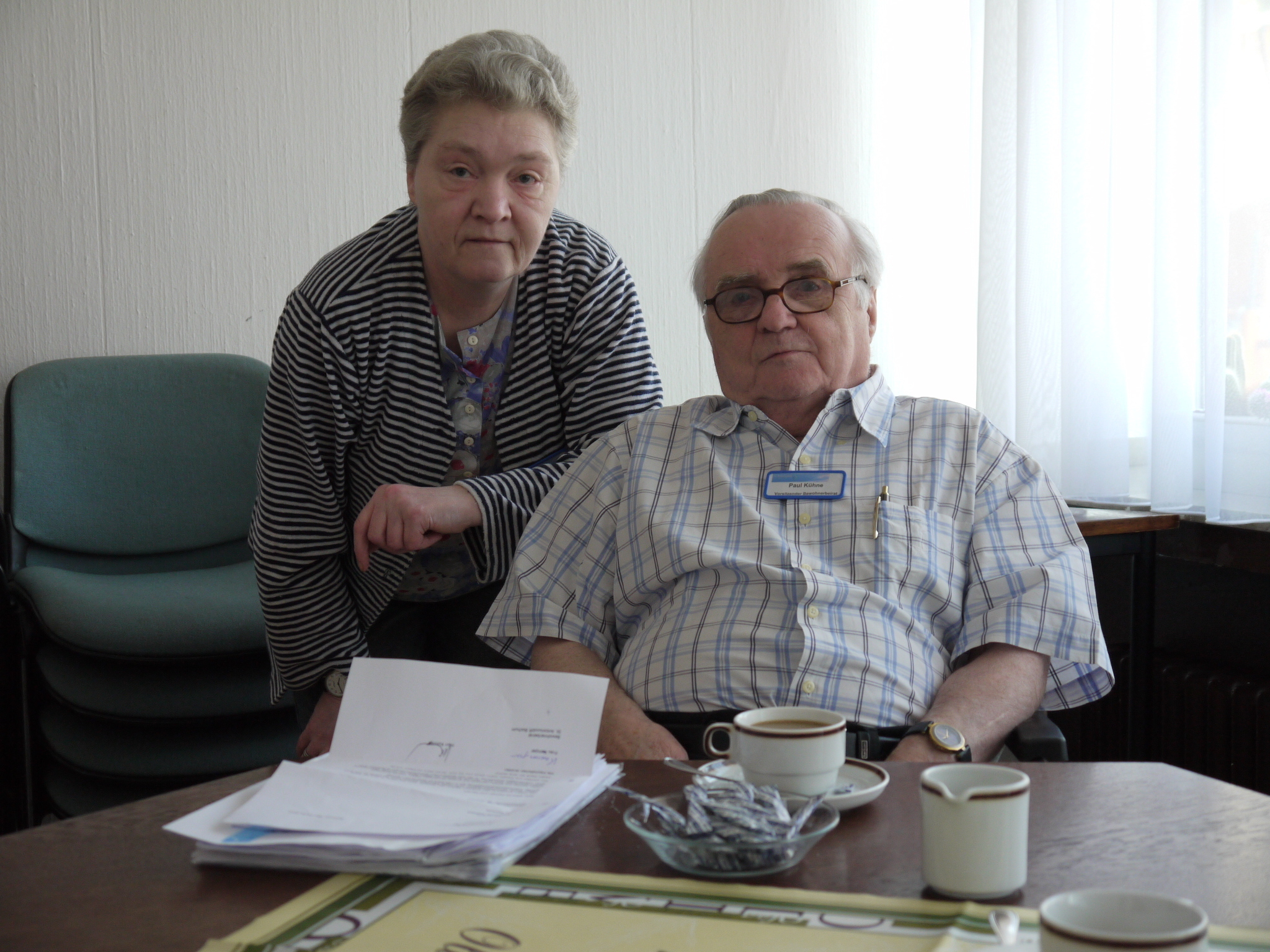 Frau Kaemper und Herr Kühne vom Bewohnerbeirat. Die Bewohner sagen: "Unsere Mitbewohner werden "entführt"!"