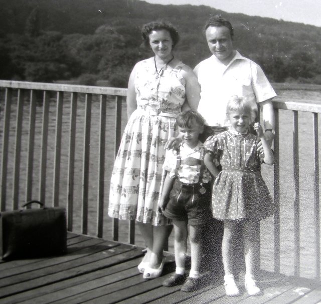 Sonntagsspaziergang, hier am Wehr Baldeneysee im Jahr 1960