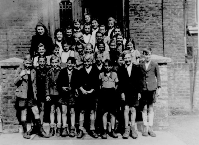 1942 - Antoniusschule in Freisenbruch mit Fräulein Wein