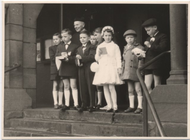1960 - Nikolauskirche in Stoppenberg, Erstkommunion mit Herrn Dechant Hubert Bollig
