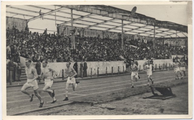1946 - ausgebombtes Stadion am Uhlenkrug - Sportveranstaltung, hier: 3.000 m-Lauf der Männer