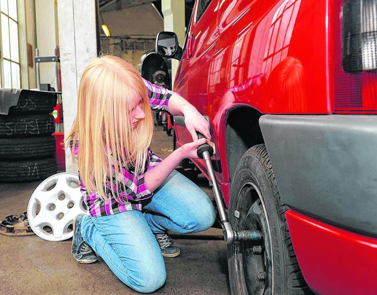 Runter mit den Winterschluppen, denn mit der warmen Jahreszeit verlangt auch das Auto nach Sommerbekleidung. Für die Borbecker Schülerin Olga ist der Reifenwechsel kein Problem mehr. Foto: Winkler
