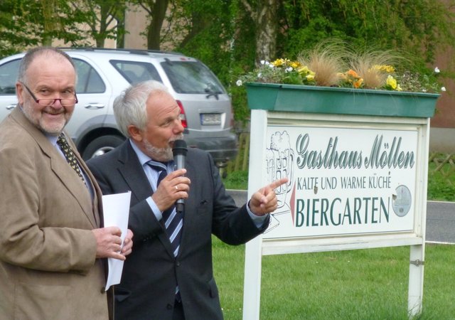 Bürgermeister Leonard Spitzer und Willi Bendig der Vorsitzende der Vereinsgemeinschaft Möllen ...