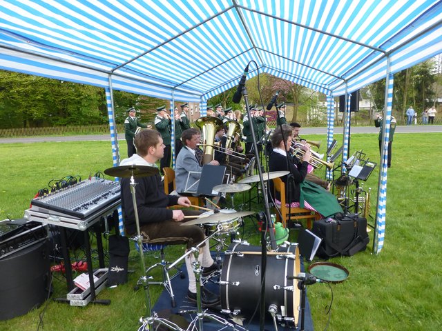 ... die Musik stimmt ein ...