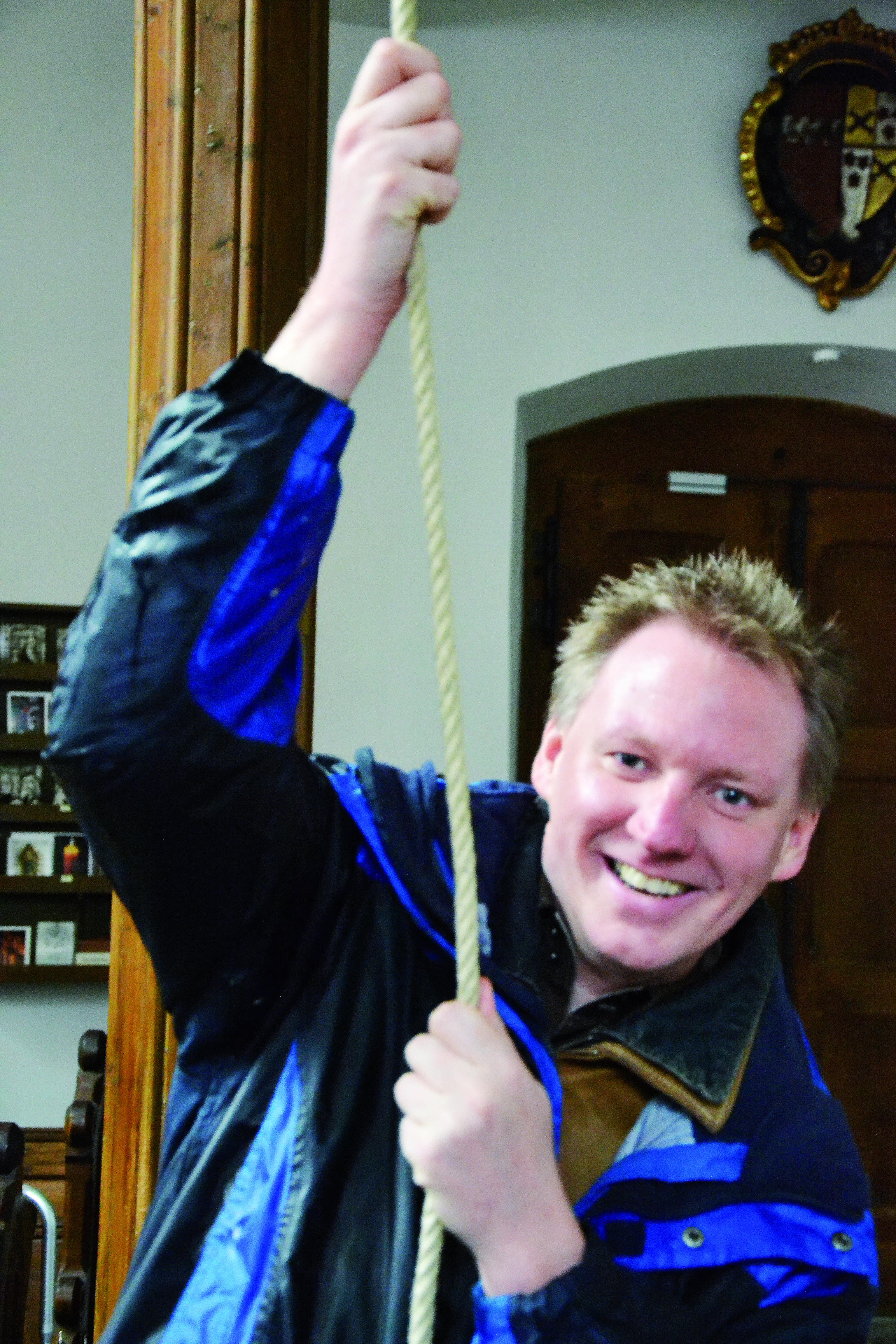 In Kloster Ehrenstein entdeckte Thomas Glup in der Kapelle das Glockenseil. „Als ich der Oberin sagte, ich wollte schon seit Kindertagen mal Kirchenglocken zum Klingen bringen, antwortete sie spontan: „Dann viel Spaß!“ Mittags um 12 Uhr habe ich dann gemeinsam mit Diakon Schweres fünf Minuten lang die Glocken geläutet. Das Geläut schallte durch das ganze Tal. Da es aus Personalmangel dort keinen Küster und auch keinen „Glöckner“ gibt, haben viele erfreut gelauscht, wie wir später erfuhren.“
Foto: privat